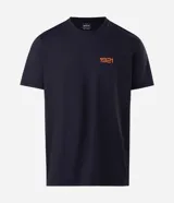 Remera deportiva de hombre Get Over, color negro con tecnología dry y estampado numérico '1921' en color naranja en el pecho. Cuenta con cuello redondo y mangas cortas.