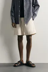 Bermuda de algodón en color beige, con corte relaxed fit, cintura elástica con cordón ajustable y bordado a tono en la pernera.