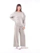 Buzo blanco de corte holgado, con cuello redondo y mangas largas.