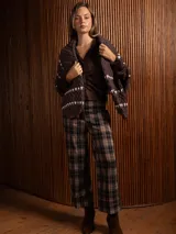 Camisa de seda color marrón chocolate, con cuello clásico, mangas largas y detalle de fruncido central con botones frontales.