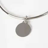 Brazalete tipo esclava de alambre redondo en plata 925, con dije de medalla circular colgante.
