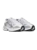 Championes deportivos Under Armour modelo Sola, con diseño retro y futurista. Presentan una base de malla blanca con superposiciones en color plateado metalizado, entresuela de EVA acolchada y suela de goma negra.
