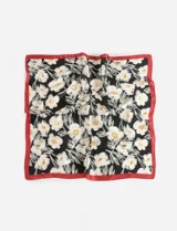 Pañuelo cuadrado con estampado de flores blancas sobre fondo negro y borde en color rojo.