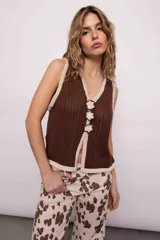 Pantalón de jean color beige con estampado de manchas marrones tipo vaca, de corte wide leg y tiro medio.