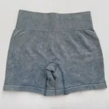 Short deportivo celeste con efecto lavado, de tiro alto y corte ajustado.