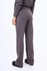 Pantalon de felpa color beige, de corte recto y tiro medio, con costuras verticales decorativas en el frente.