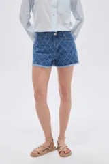 Short de jean azul con tiro alto, calce recto, bolsillos, diseño acolchado con rombos pespuntados y terminación desmechada en las piernas.