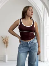 Musculosa corta color chocolate con cuello redondo y ribete blanco en cuello, sisas y bajo busto.