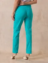 Pantalón celeste en gabardina elastizada marca Zac & Rachel. Pretina ancha con faja interna modeladora. Largo de pierna con costura frontal pespunteada. Trasera con bolsillos ojal simulados.