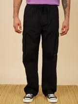 Pantalón cargo negro de sarga, corte slim fit, confeccionado en 100% algodón, con bolsillos laterales tipo cargo y cintura con cordón ajustable.