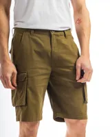 Bermuda cargo color negro de corte clásico, confeccionada en gabardina de algodón con lycra. Cuenta con bolsillos laterales con solapa y presillas para cinturón.