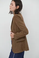 Blazer de paño con estampado de cuadros en tonos marrones, con solapas clásicas, hombreras, cierre frontal con un botón y botones decorativos en los puños.