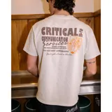 Remera Critical Slide de manga corta, color beige, con pequeño estampado gráfico en el pecho con texto y motivos en tonos naranjas y marrones.