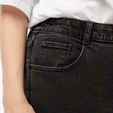 Pantalón jean mom de tiro alto color negro.