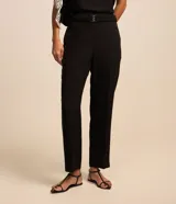 Pantalón de corte recto para mujer, confeccionado en jacquard negro con textura. Cuenta con cintura elástica integrada, hebilla decorativa frontal y cierre lateral.