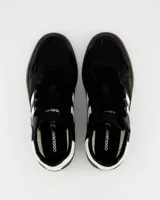 Championes urbanos Coolway modelo Goal, color negro con detalles en blanco y suela de goma color marrón. Presentan diseño con franjas laterales y la inscripción 'GOAL' en el lateral.