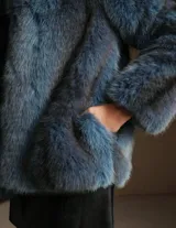 Tapado de piel sintética en color azul, con cuello amplio y silueta relajada de largo medio.