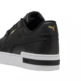Championes Puma modelo CA Pro Classic II, de diseño urbano con plataforma, color blanco con detalles de logo en dorado.