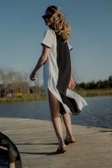 Vestido largo de algodón color blanco con corte de remera, tajos laterales y bordado geométrico en el frente.