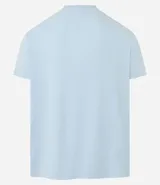 Remera deportiva masculina de manga corta y cuello redondo, confeccionada con tecnología Dry, que facilita la evaporación del sudor. Presenta un pequeño logo circular en el pecho.