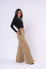 Remera de manga larga color marrón, con cuello redondo y diseño ajustado al cuerpo. Presenta detalles de frunces laterales con cordones ajustables en la parte inferior.