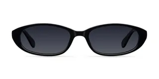 Lentes de sol con montura ovalada de color negro y cristales oscuros polarizados, con diseño minimalista y contemporáneo.