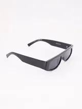 Lentes de sol rectangulares de acetato negro con lentes grises.
