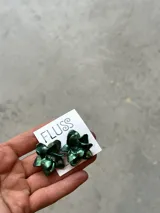 Par de caravanas con forma de flor, hechas a mano en porcelana.