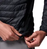 Campera híbrida Columbia con capucha, diseño acolchado en el frente y espalda, y paneles laterales elásticos. Cuenta con cierre frontal completo, bolsillos laterales con cremallera y tecnología Omni-Shield repelente al agua.