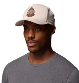 Gorra tipo snapback Columbia Lost Lager 110 color beige, con visera curva y parche frontal bordado con diseño de montaña.