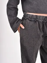 Pantalón de corte holgado con efecto lavado, cintura elástica con cordón ajustable y bolsillos laterales.