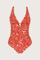 Traje de baño entero con estampado de hojas rojas y blancas, escote profundo en V, breteles finos que se cruzan en la espalda, cobertura media y espalda baja. Decorado con piedra y cuentas en el escote central.