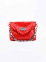 Bandolera roja de cuero sintético con solapa y cierre metálico plateado.