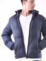 Campera puffer gris con capucha y cierre frontal.