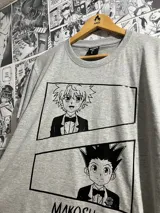 Remera gris con estampado de Gon y Killua de Hunter x Hunter vestidos con trajes.