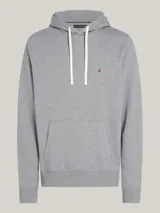 Buzo gris de felpa de algodón con capucha y cordón blanco. Tiene bolsillo tipo canguro, puños y bajo de punto canalé. Logo de Tommy Hilfiger bordado en el pecho.