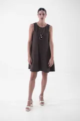 Vestido corto de lurex marrón con destellos dorados, sin mangas y silueta evasé.