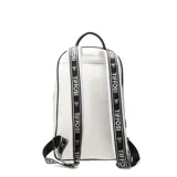 Mochila Tiffosi de cuero sintético negro con diseño acolchado hexagonal estilo balón, bolsillo frontal con cierre y detalle de logo metálico en la parte inferior.