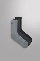 Pack de tres pares de calcetines deportivos de media caña en tonos neutros (gris claro, gris oscuro y negro), tejidos en mezcla de algodón con diseño acanalado y detalle de texto en el empeine.