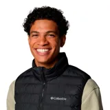 Chaleco acolchado negro con cierre frontal, cuello alto y logo de la marca bordado en el pecho. Cuenta con tecnología térmica reflectante y acabado resistente al agua.
