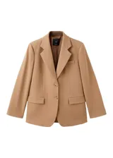 Blazer sastrero color tostado, de corte recto y estructurado, con solapas de muesca, cierre frontal de dos botones y bolsillos con solapa en los laterales.