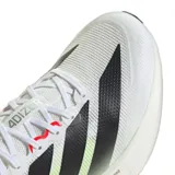 Championes de running Adidas Adizero Boston 13, color blanco con detalles en negro y rojo.