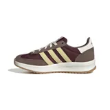 Championes urbanos Adidas Run 70s, con diseño retro en tonos bordó, marrón y detalles en amarillo claro. Presentan mediasuela Cloudfoam para mayor amortiguación, cierre de cordones y suela de goma flexible.