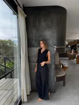 Chaleco sastrero blanco con pespuntes en contratono, cierre frontal con botones y escote en V.