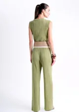 Musculosa sin mangas color verde claro, con cuello redondo alto y textura plisada vertical.