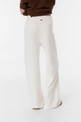 Pantalón de punto color bordó, de corte palazzo y cintura alta.