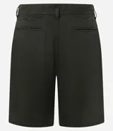 Bermuda de sarga color blanco, de corte recto y diseño básico con bolsillos laterales y traseros.