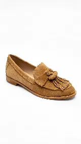 Mocasín de gamuza color marrón tostado, con detalle de flecos y nudo en la parte frontal, costuras visibles y taco bajo.