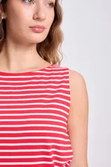 Musculosa a rayas horizontales rojas y blancas, de corte recto y sin mangas.