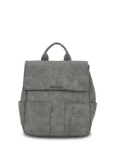 Mochila Hush Puppies de cuero sintético en color gris, con solapa frontal, bolsillos externos y asa superior.